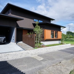 田園のガレージハウス／焼杉板と片流れ屋根の連なる家-アプローチ