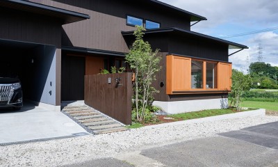 田園のガレージハウス／焼杉板と片流れ屋根の連なる家 (アプローチ)