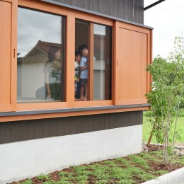 田園のガレージハウス／焼杉板と片流れ屋根の連なる家 (木製建具)