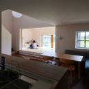 田園のガレージハウス／焼杉板と片流れ屋根の連なる家の写真 キッチンから和室をみる