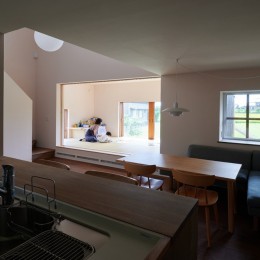 田園のガレージハウス／焼杉板と片流れ屋根の連なる家 (キッチンから和室をみる)