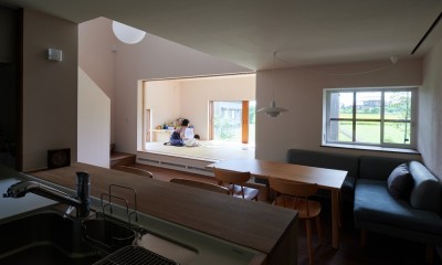 田園のガレージハウス／焼杉板と片流れ屋根の連なる家 (キッチンから和室をみる)