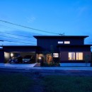田園のガレージハウス／焼杉板と片流れ屋根の連なる家の写真 夜の外観