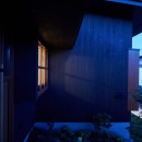 田園のガレージハウス／焼杉板と片流れ屋根の連なる家の写真 ダイニング出窓からの灯り