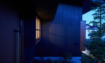 田園のガレージハウス／焼杉板と片流れ屋根の連なる家 (ダイニング出窓からの灯り)