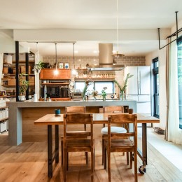 幸せな実家2世帯住宅リノベーション-ダイニングテーブルとアイランドキッチン