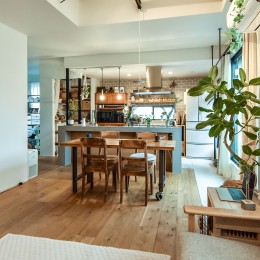 幸せな実家2世帯住宅リノベーション-ダイニングテーブルとアイランドキッチンと吹き抜けの天井