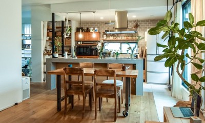 幸せな実家2世帯住宅リノベーション (ダイニングテーブルとアイランドキッチンと吹き抜けの天井)