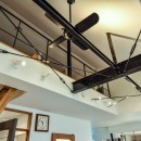 幸せな実家2世帯住宅リノベーションの写真 黒い鉄骨梁と吹き抜けの天井