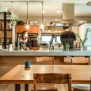幸せな実家2世帯住宅リノベーションの写真 モルタルのアイランドキッチンと木製のダイニングテーブル