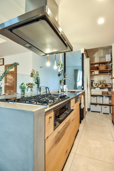 ステンレスの天板と木製の面材のキッチン (幸せな実家2世帯住宅リノベーション)