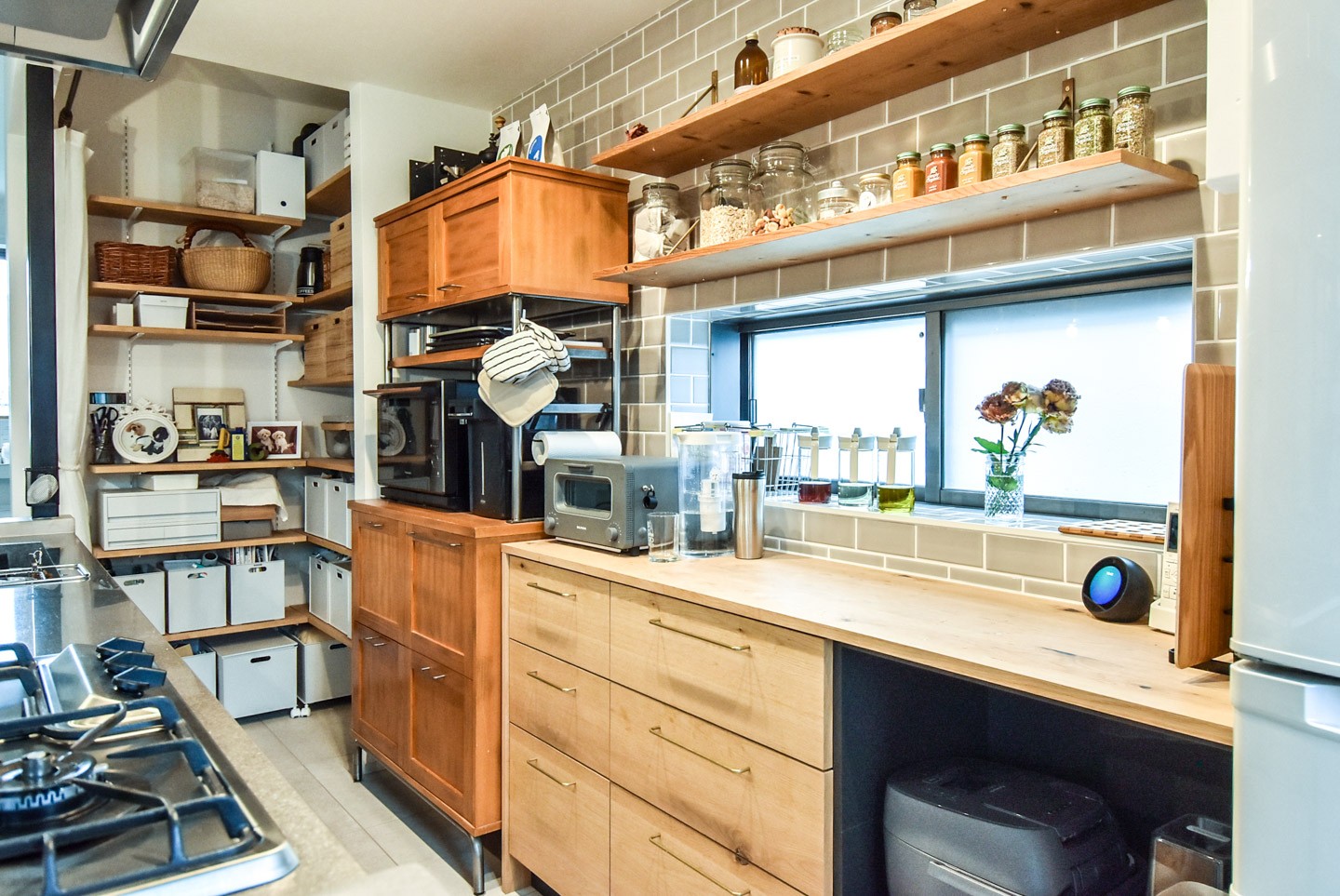 キッチン事例：グレージュのタイルと木製のカップボード（幸せな実家2世帯住宅リノベーション）