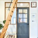 幸せな実家2世帯住宅リノベーションの写真 ロフトはしごと室内窓とガラスドア