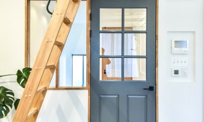 幸せな実家2世帯住宅リノベーション (ロフトはしごと室内窓とガラスドア)