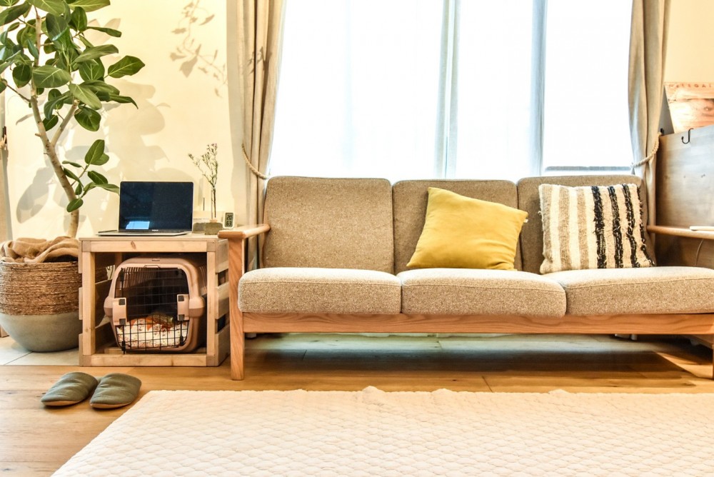 幸せな実家2世帯住宅リノベーション (木製フレームのソファとサイドテーブル)