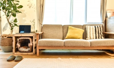 幸せな実家2世帯住宅リノベーション (木製フレームのソファとサイドテーブル)