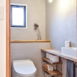 幸せな実家2世帯住宅リノベーション (グレーの壁とペンダントライトのあるトイレ)