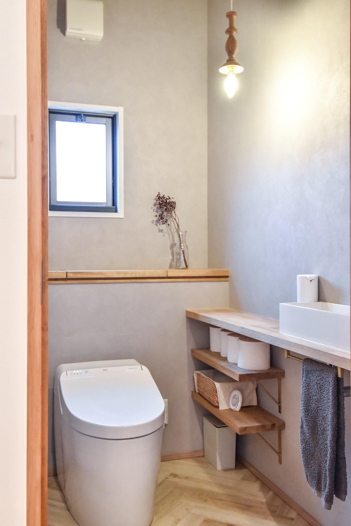 バス/トイレ事例：グレーの壁とペンダントライトのあるトイレ（幸せな実家2世帯住宅リノベーション）