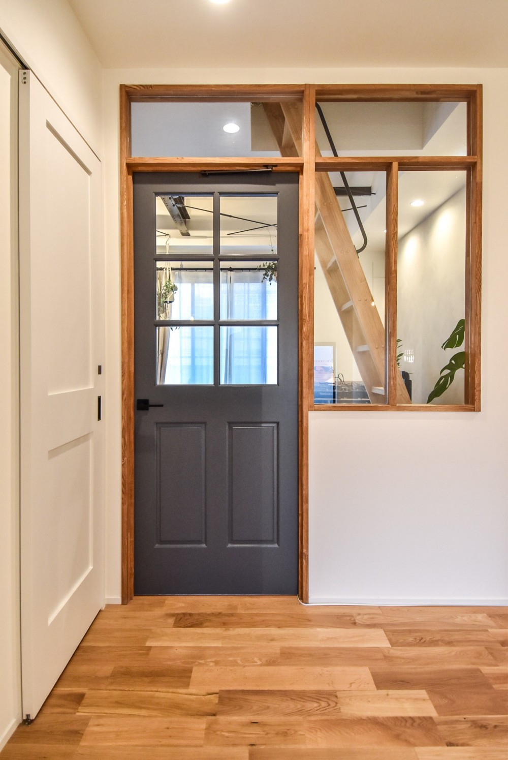 幸せな実家2世帯住宅リノベーション (室内窓とブルーグレーのガラスドア)