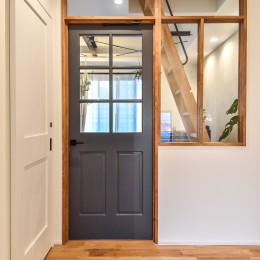 幸せな実家2世帯住宅リノベーション (室内窓とブルーグレーのガラスドア)