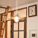 幸せな実家2世帯住宅リノベーションの写真 ロフトはしごと掛け時計