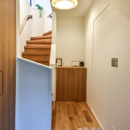 幸せな実家2世帯住宅リノベーション (ペンダントライトと木製扉の収納のある玄関)
