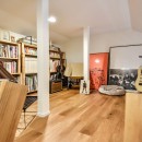 幸せな実家2世帯住宅リノベーションの写真 ロフトの本棚とフレームとエレキギター