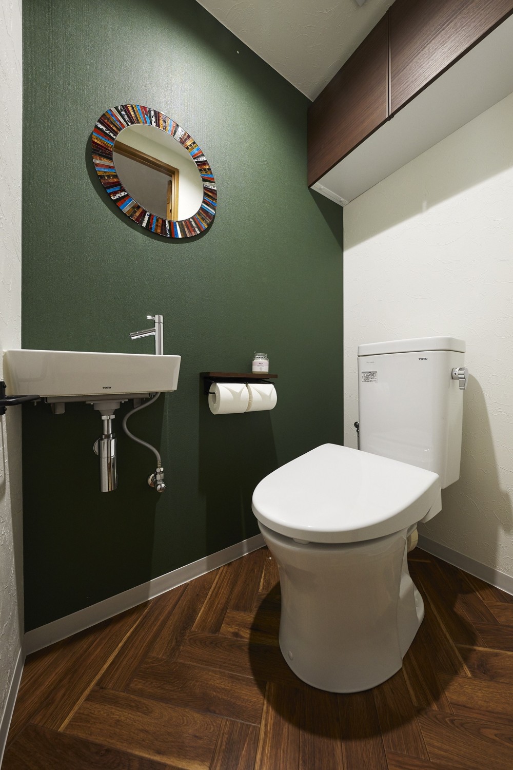 木目とネイビーが映える、開放感とデザインを重視したオシャレな家 (トイレ)