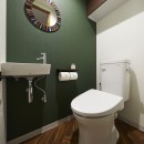 木目とネイビーが映える、開放感とデザインを重視したオシャレな家の写真 トイレ