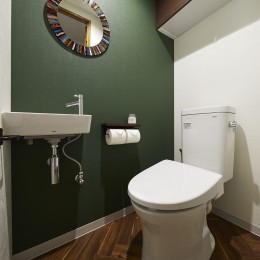 トイレ (木目とネイビーが映える、開放感とデザインを重視したオシャレな家)