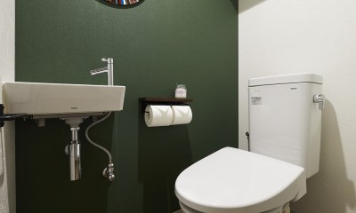 木目とネイビーが映える、開放感とデザインを重視したオシャレな家 (トイレ)