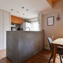 K様邸＿質感を楽しむ家族の空間の写真 キッチン