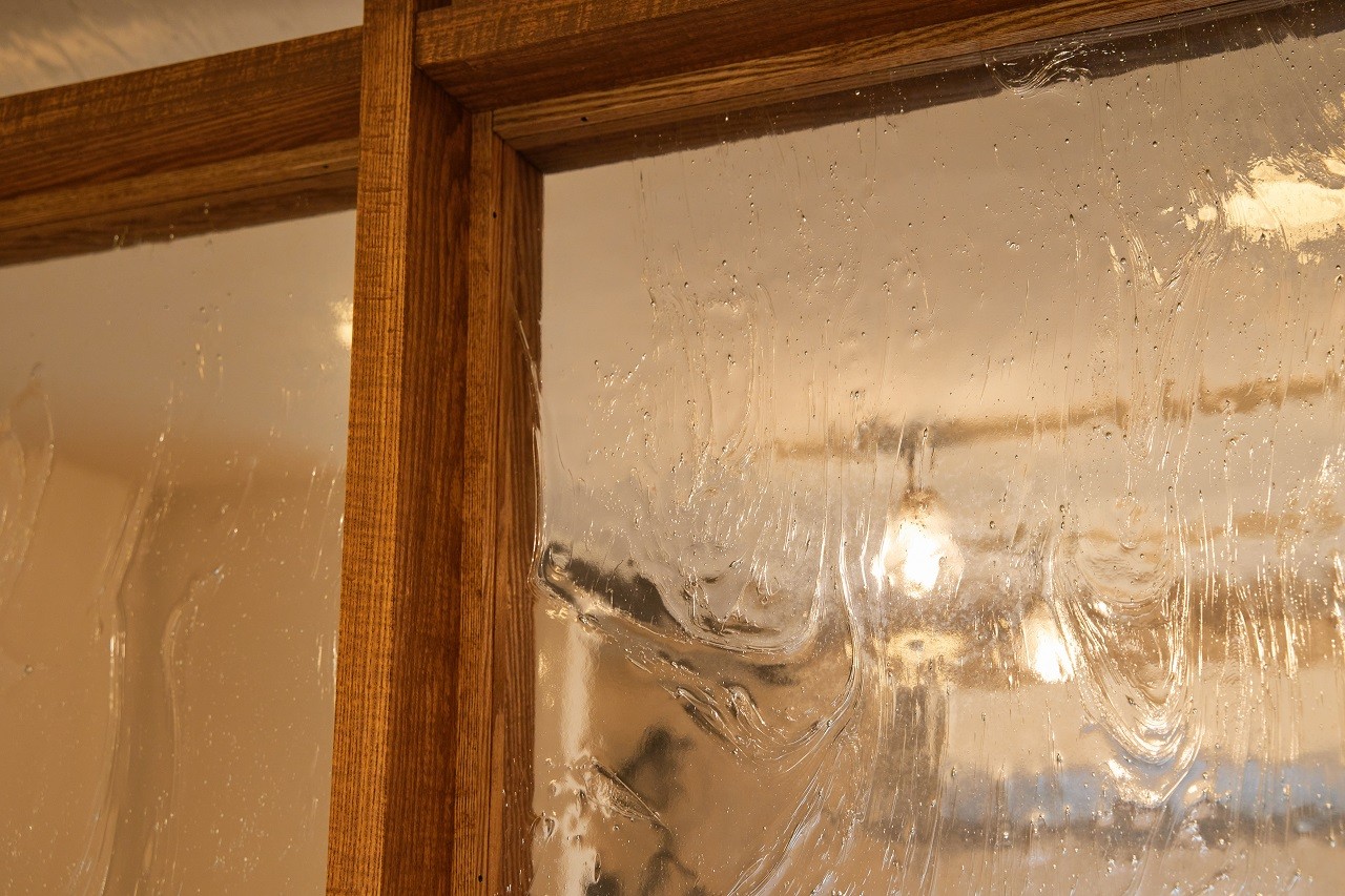 キッチン事例：アンティークなガラスの室内窓（音楽を奏でる、都会のミニマムハウス）