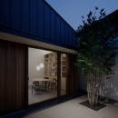 土支田О邸　－ミニマムな空間に差し込まれた斜めの壁－の写真 夜景