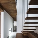 北千束Ｎ邸　－南北の棟をスロープで繋ぐコの字プラン－の写真 階段