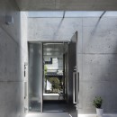 コンクリート打放し「H型プランの平屋」– 全ての部屋に光と風を –の写真 アプローチ、玄関