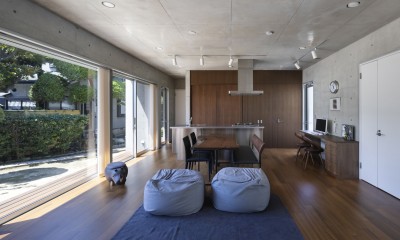 キッチン｜コンクリート打放し「H型プランの平屋」– 全ての部屋に光と風を –