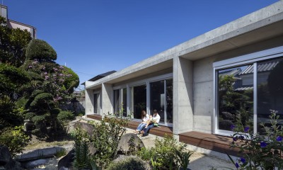 庭　テラス｜コンクリート打放し「H型プランの平屋」– 全ての部屋に光と風を –