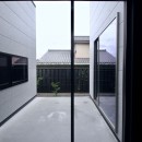 大阪府羽曳野市T邸〜閑静な住宅地に建つミニマルデザインの新築木造平屋建て住宅の写真 中庭
