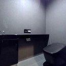 大阪府羽曳野市T邸〜閑静な住宅地に建つミニマルデザインの新築木造平屋建て住宅の写真 トイレ