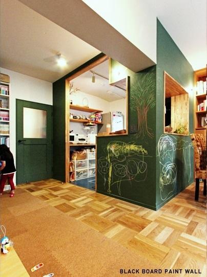 子供部屋事例：キッチン壁：黒板塗装（No.8）