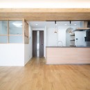 対面キッチンが主役！シックなデザインで統一感ある空間｜4人暮らし・126.06平米の写真 リビングからキッチンにかけて