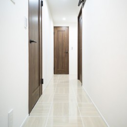 廊下から各部屋へ (対面キッチンが主役！シックなデザインで統一感ある空間｜4人暮らし・126.06平米)