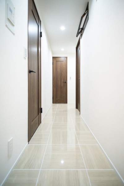廊下から各部屋へ (対面キッチンが主役！シックなデザインで統一感ある空間｜4人暮らし・126.06平米)