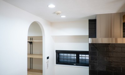 対面キッチンが主役！シックなデザインで統一感ある空間｜4人暮らし・126.06平米 (キッチンからパントリーへ)
