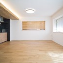 対面キッチンが主役！シックなデザインで統一感ある空間｜4人暮らし・126.06平米の写真 リビングとキッチンの空間