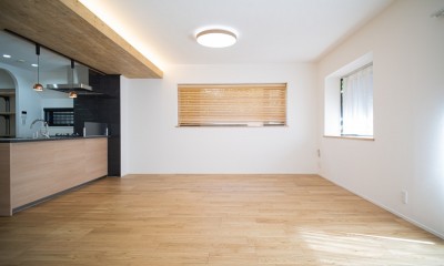 対面キッチンが主役！シックなデザインで統一感ある空間｜4人暮らし・126.06平米 (リビングとキッチンの空間)