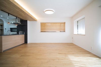 対面キッチンが主役！シックなデザインで統一感ある空間｜4人暮らし・126.06平米 (リビングとキッチンの空間)