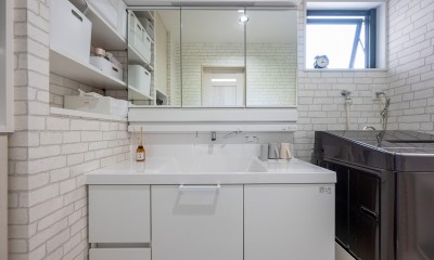 幅広の洗面だけでなく、壁になじませるように棚を造作し、ストックが目立たないように配慮した洗面スペース｜17フィートの空間を楽しむLDK。多拠点の家族が集まるつながりの家。