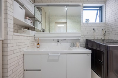 幅広の洗面だけでなく、壁になじませるように棚を造作し、ストックが目立たないように配慮した洗面スペース (17フィートの空間を楽しむLDK。多拠点の家族が集まるつながりの家。)